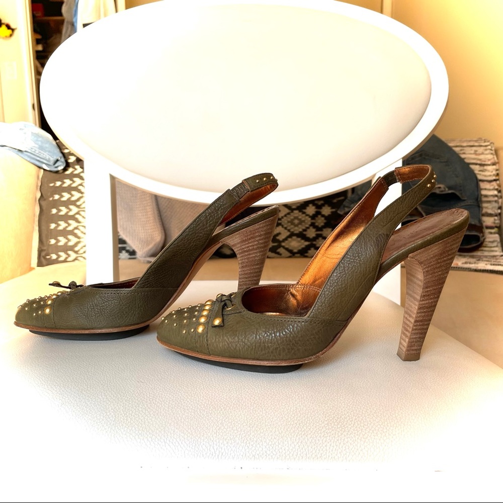 Isabella Fiore greed pump w. brass embellishments